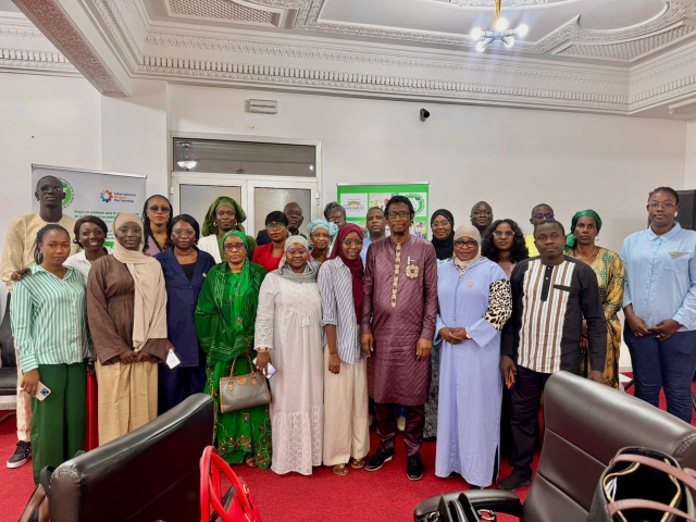 Jeunes heureux du Sénégal discutant de la santé reproductive et du plaidoyer